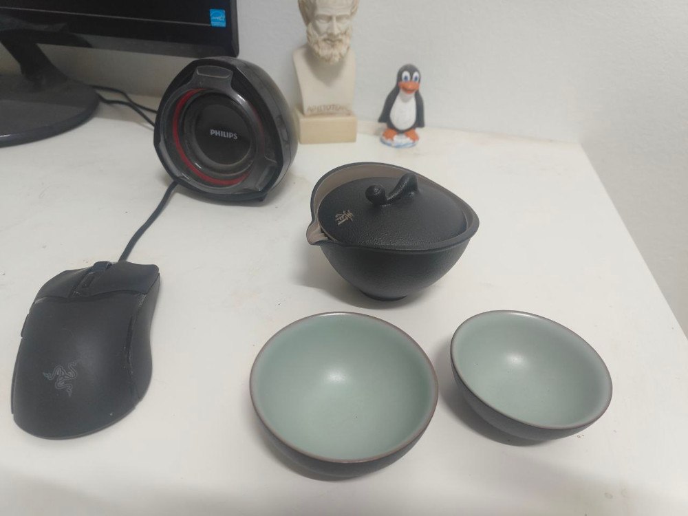 A Gaiwan tea set in my desk.